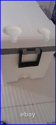 Igloo 70Qt Latitude Marine Ultra White and Moonscape Easy Carry Cooling Features