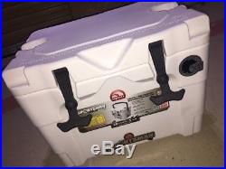 Igloo Sportsman 20 Quart Cooler White (NEW WITH DEFECTS)