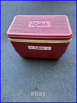 Vintage Igloo Cooler With Tray And Beverage Jug